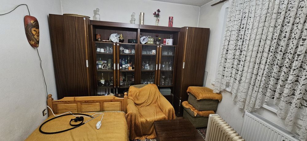 Секция и склонен бюфет