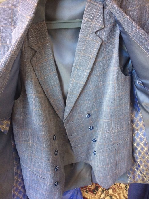 Продам костюм тройка