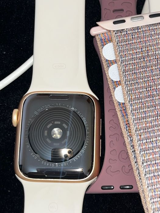 Продавам Apple Watch SE