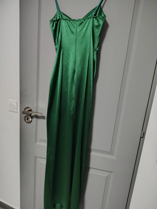 Rochie eleganta cu trena pe o parte și șliț pe picior