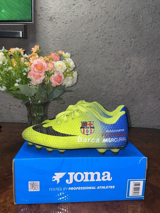 Футбольные кроссовки