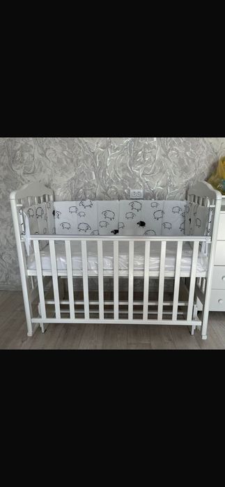 Продам кроватку с маятником.