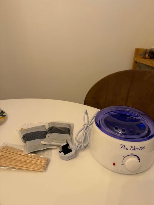 Încălzitor ceară/decantor ceară + 2 pungi ceară și spatule ca nou