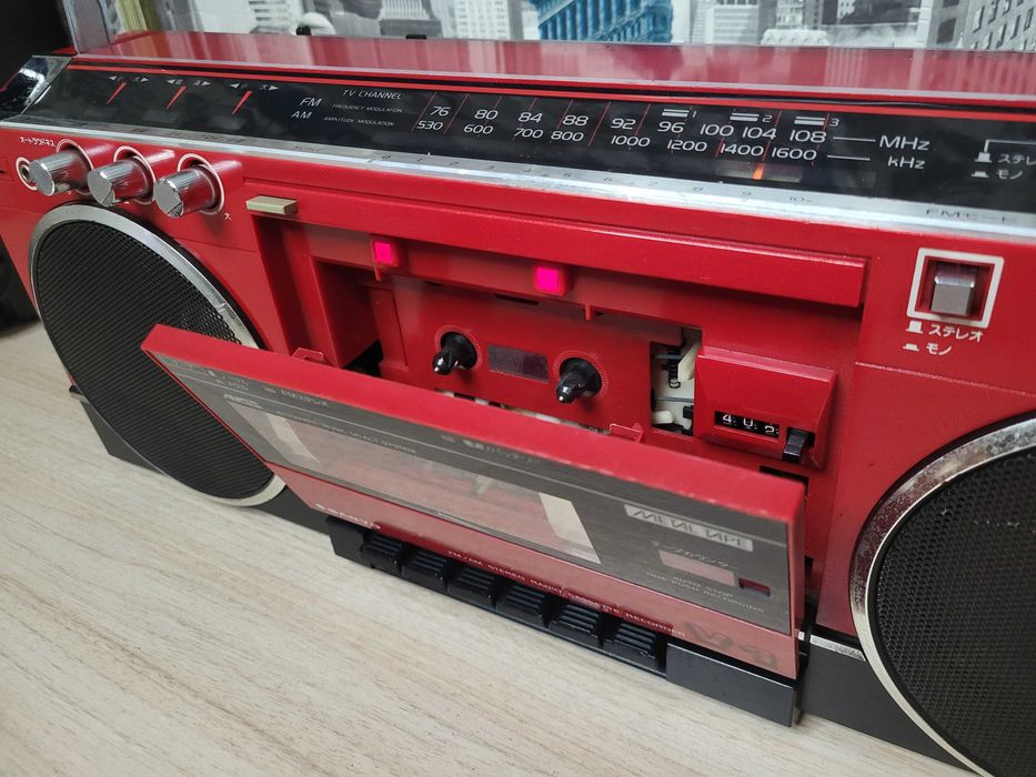 Магнитола  Hitachi  японец 100 вольт