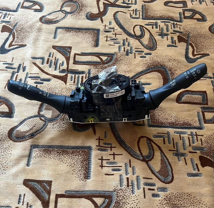 Volan + manete (bloc lumini & ștergătoare) originale Nissan – stare foarte bună