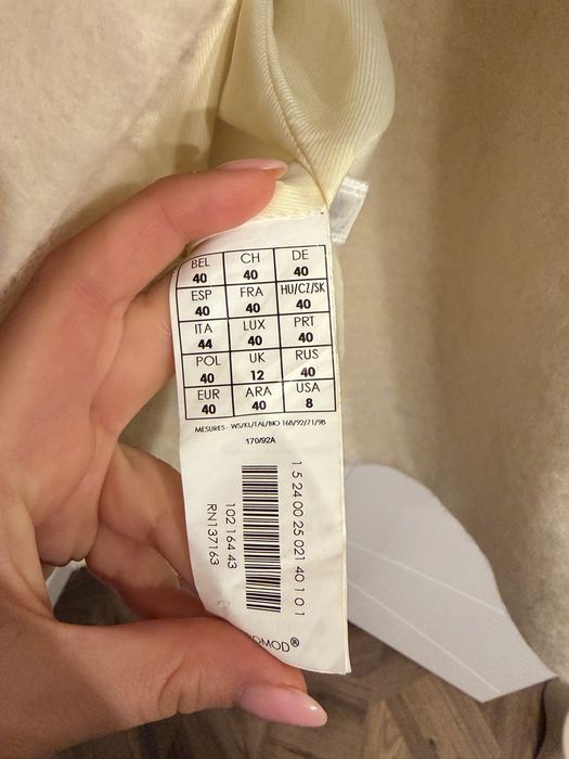 Бяло вълнено палто