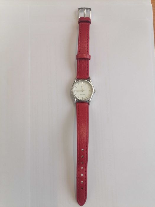 Като нов дамски часовник Casio, каишка естествена кожа.