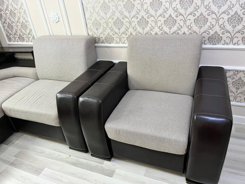 Прадется диван в хорошом состаяний