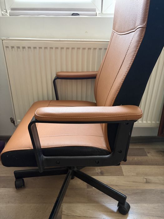 Scaun si birou pret negociabil, nu ofer transport