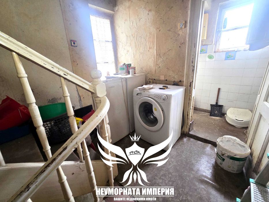 Продавам тристаен апартамент РЗП 172кв.м.на втори етаж с изба и таван в гр.Пловдив, широк център