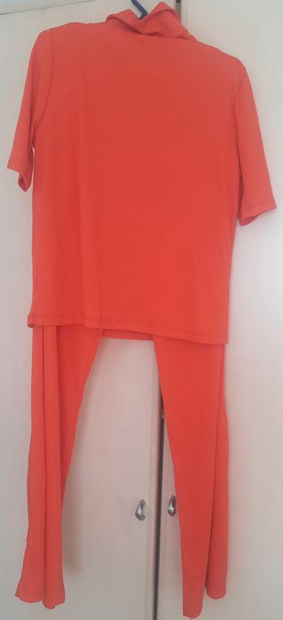 Повседневные брюки с футболкой