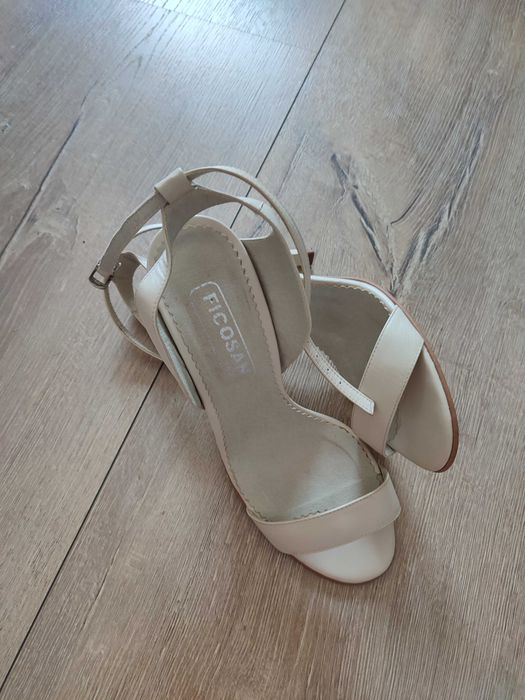 Sandale crem piele mărimea 40