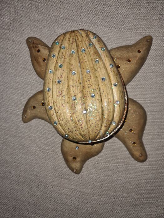 Продаётся деревянная шкатулка.