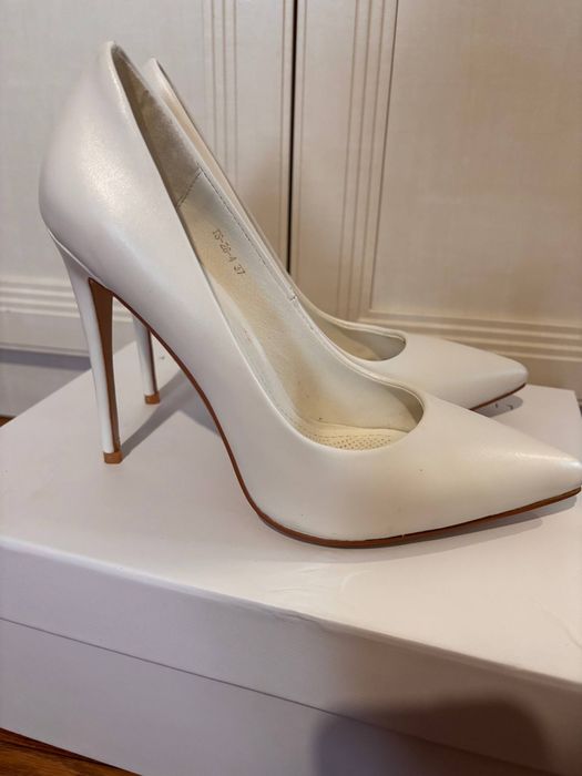Белые туфли на шпильке