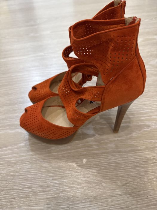 Отдам бесплатно туфли 38 размера ноги