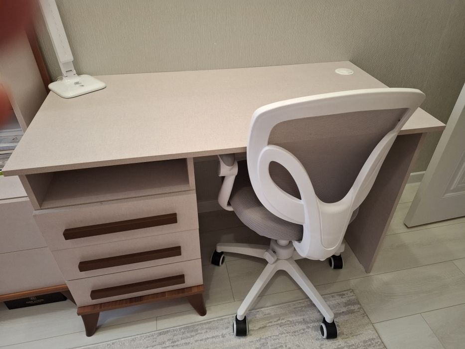 Продам письменной стол и стеллаж