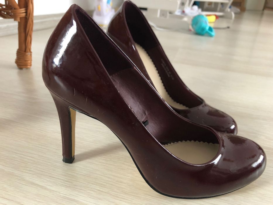 Vand pantofi cu toc