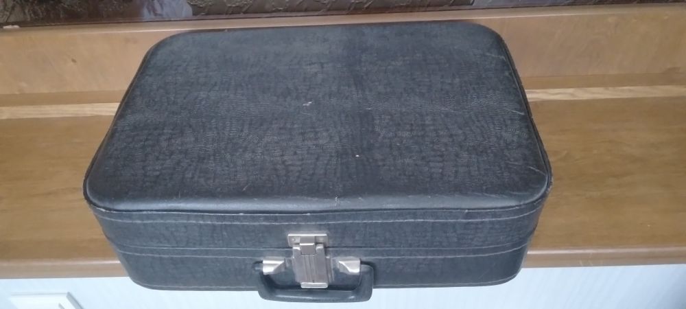 Чемодан чёрный советских времен