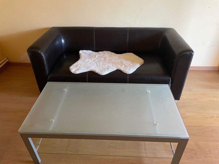 Canapea piele ecologică și măsuță de sticlă