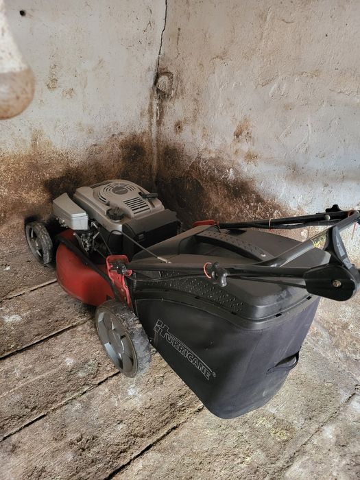 Mașină de tuns iarba cu propulsie