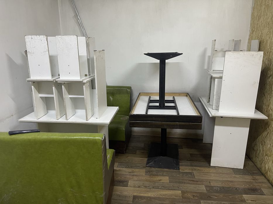 витринный холодильник и стулья диваны