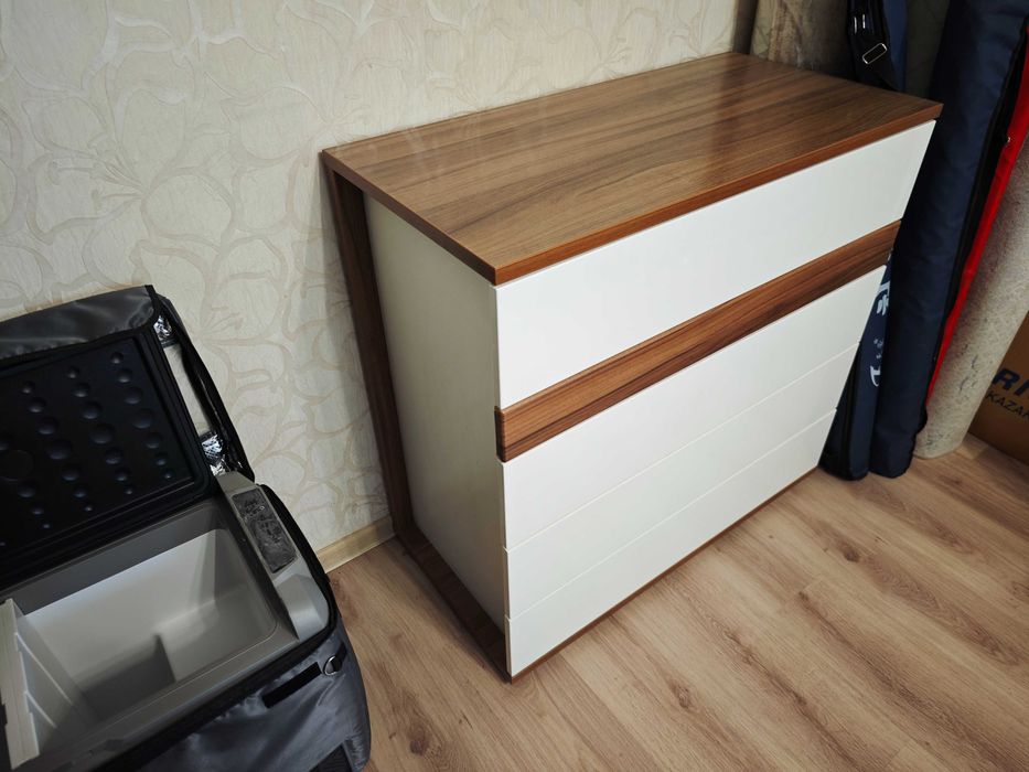 Камод с пятью выдвижными ящиками