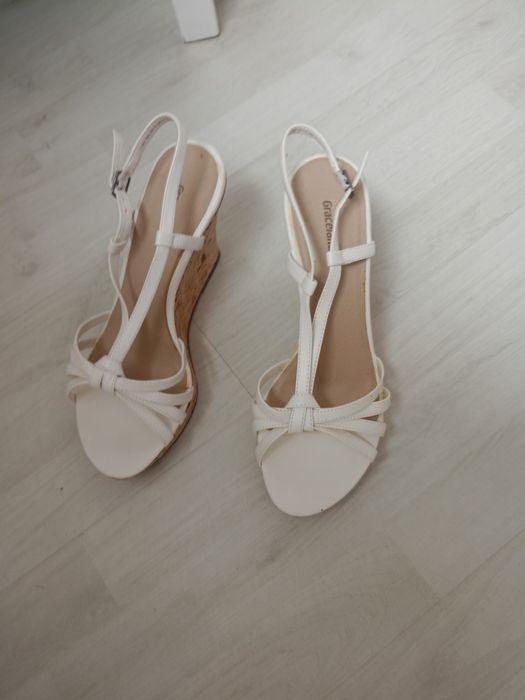 Vând sandale dama,noi,mărimea 39.