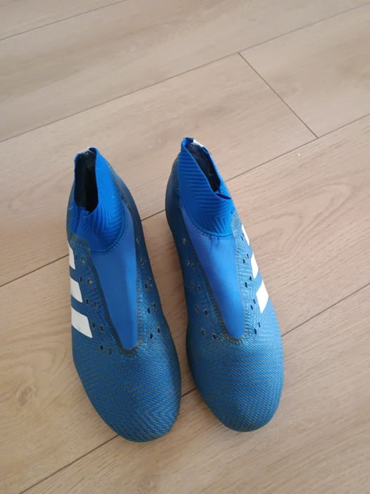 Vând adidași fotbal