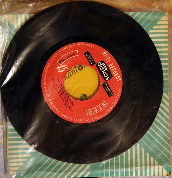 Продавам плочи с автентичен фолклор в отлично състояние