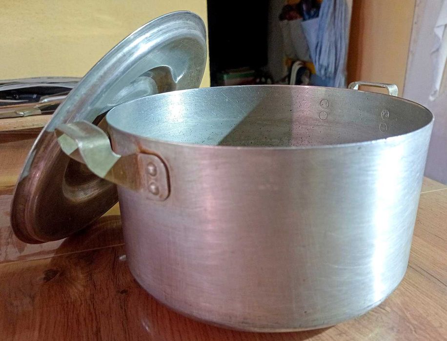 Прдам 2 кухонные кастрюли