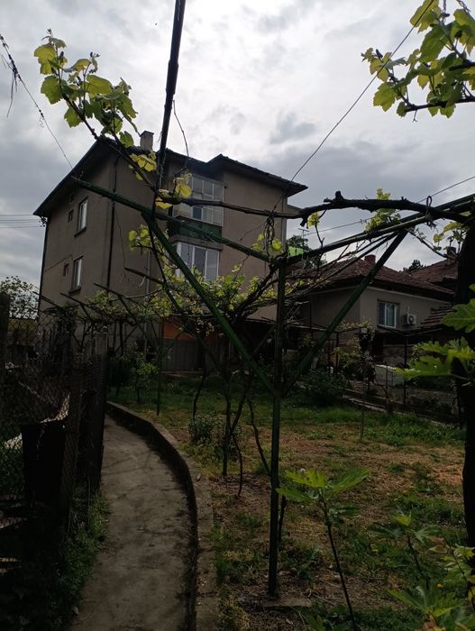 Продава се 3ти етаж от масивна къща.