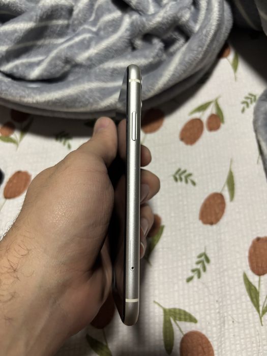 Продам айфон 11 белый на 64гб