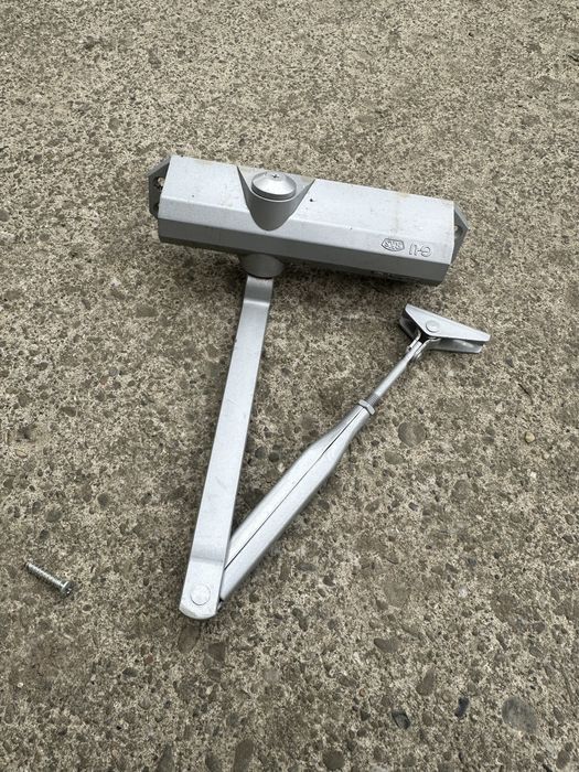 Brat usa piston deschidere inchidere