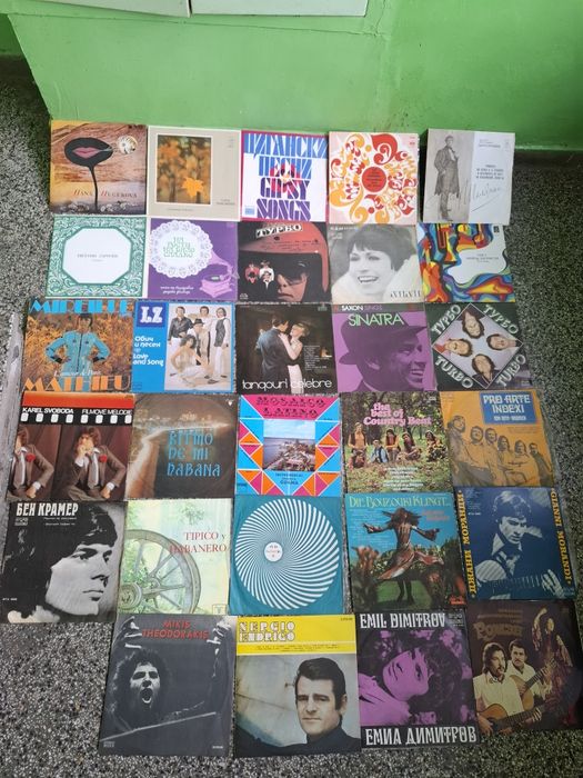 Продавам най-различни видове грамофонни плочи