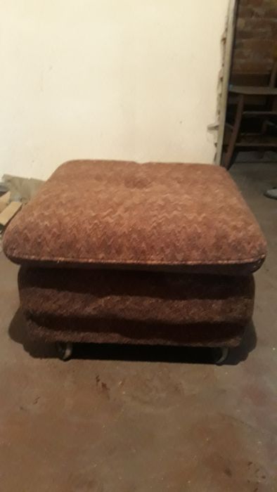 Приста, диван и табуретки