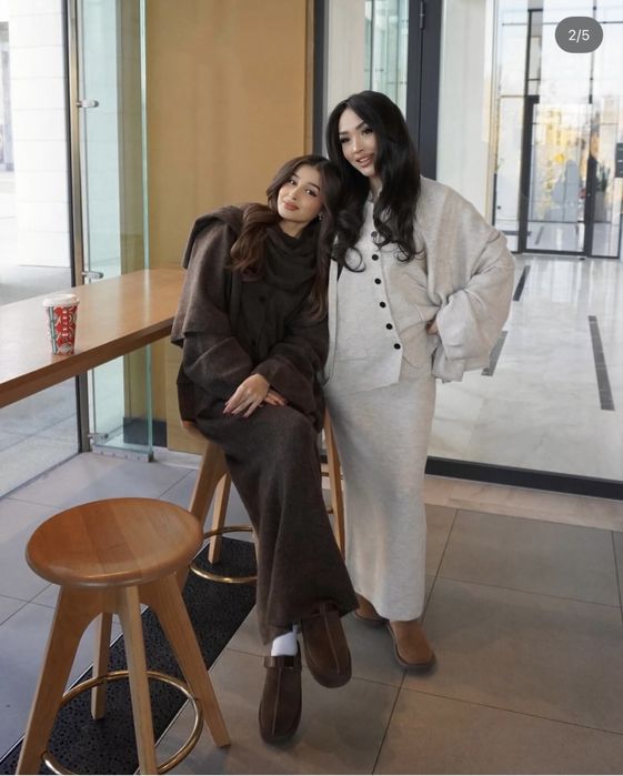 Коричневый тройка с шарфом