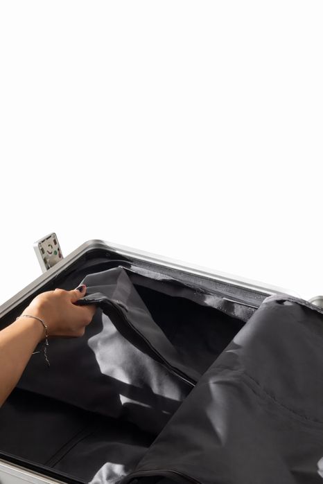 Белый чемодан с алюминиевой рамой