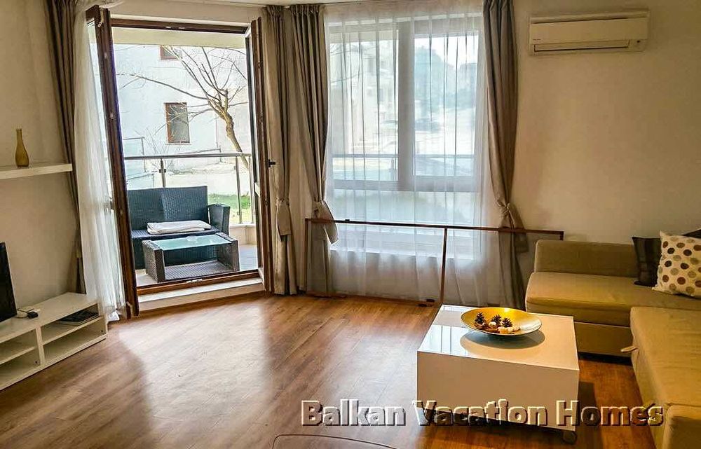 Стилен двустаен апартамент на брега на морето в Бяла