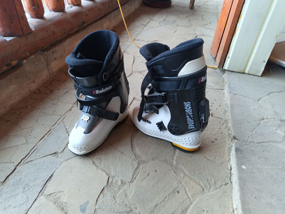 Vând o pereche de boti și una de clăpari mărimea 37 + placa