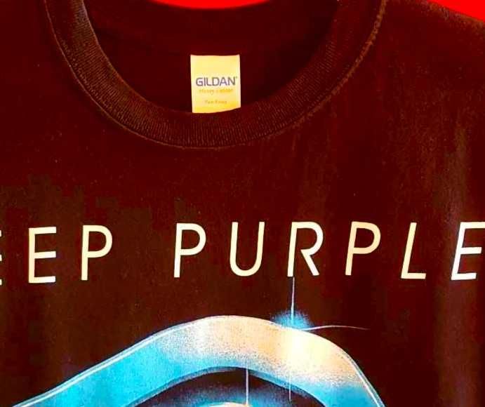 Тениска Deep Purple, дизайн Лице и Гръб 100% памук в черно и синьо-лилаво.