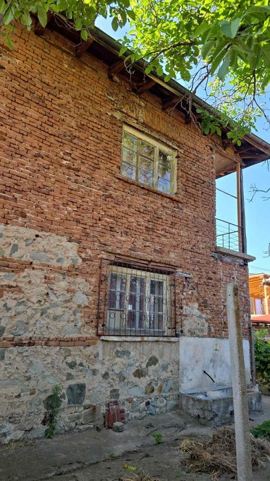 Къща с двор в с. Априлци