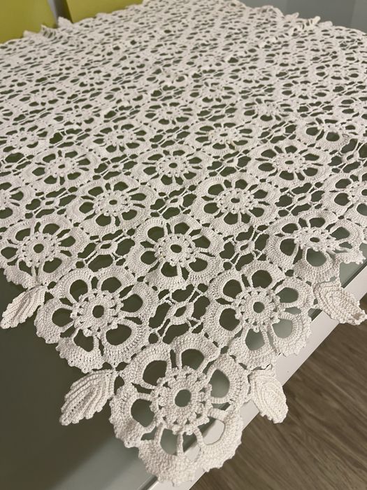 Fata de masa din macrame lucrata manual