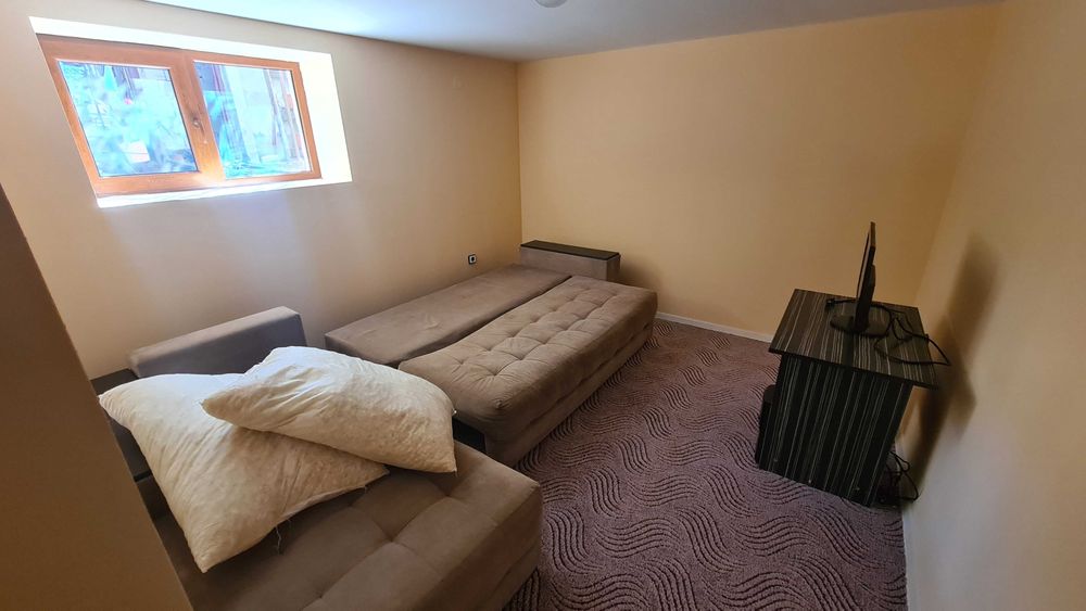 1741-Продават се две къщи с два гаража в един двор в кв. "Бели Лом"