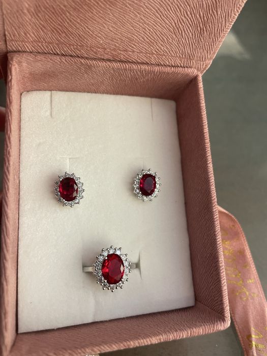Сребърни обеци и пръстен с червен цирконий