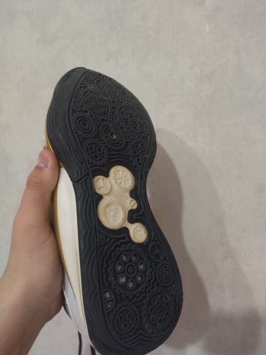 продам Баскетбольные кроссовки