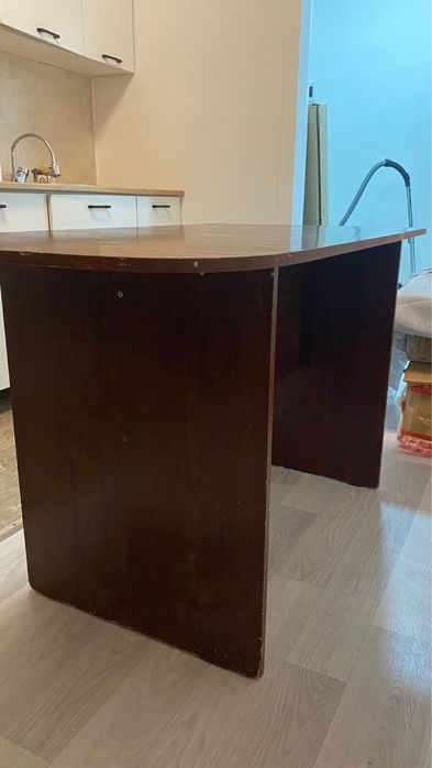 Үстел отырғыштарымен сатылады.