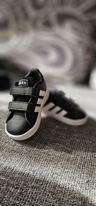 Vând adidasi/gheata Adidas originali mar.19