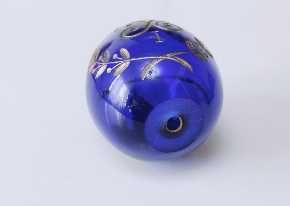 Ou din sticla albastru cobalt, sculptat manual