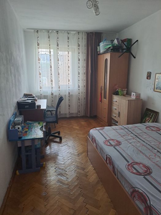 Vând apartament cu 3 camere decomandat