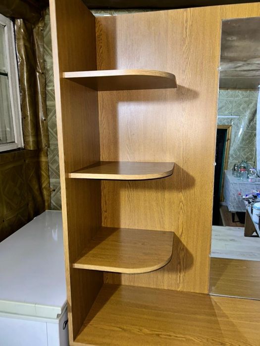 Тумба с зеркалом и полочками